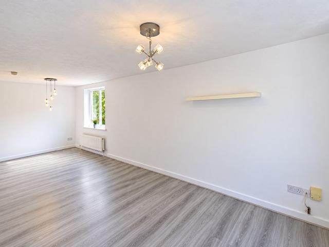 Kestrel Court, South Croydon CR2, 2 bed flat to rent, £1,550 pcm | PrimeLocation