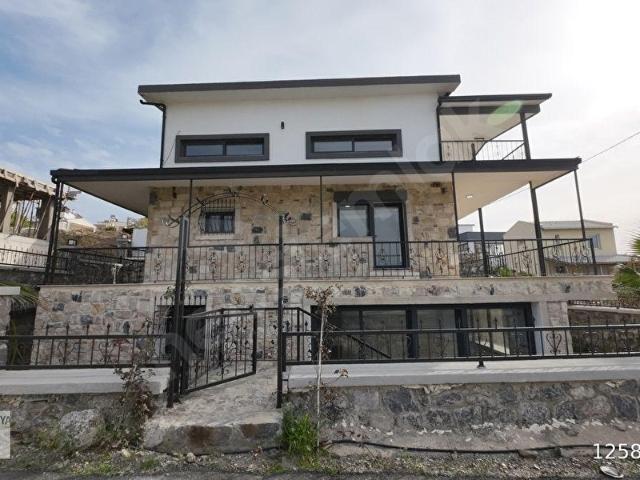 Kesintisi deniz manzaralı muhteşem 7+2 satılık villa