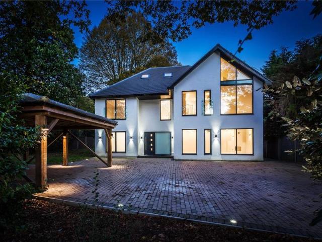 Kettlewell Drive, Woking GU21 6 bed detached house to rent £5,975 pcm £1,379 pw