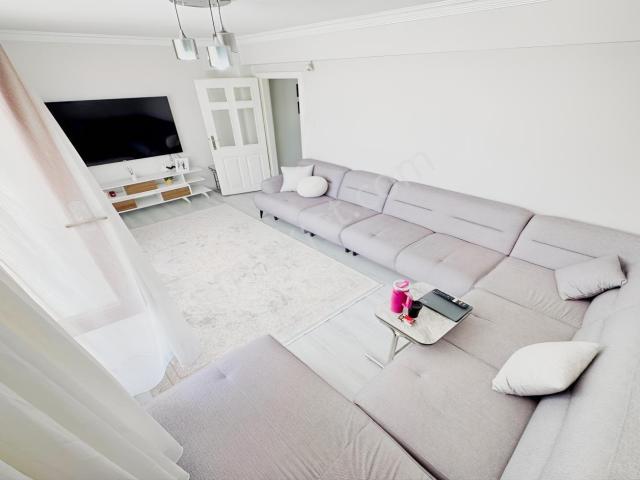 Kevser Cami Yakını Giriş Konumunda Cadde Yakını Full Yapılı 3+1