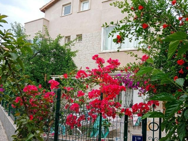 Kevser Alak'tan Kuşadası Merkeze Yakın Eşyalı 4+1 Kiralık Villa