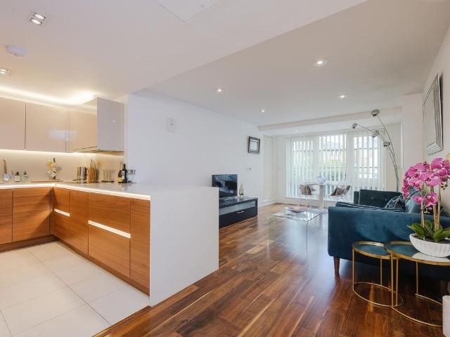 Kew Bridge, Brentford TW8, 2 bed flat to rent, £3,200 pcm | PrimeLocation