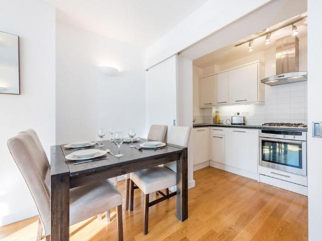 Kew Bridge Court, Kew Bridge, London, W4 3 bed flat to rent £2,595 pcm £599 pw