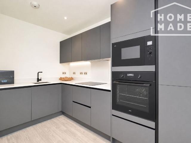 Kew Bridge Rise TW8, 1 bed flat to rent, £2,600 pcm | PrimeLocation