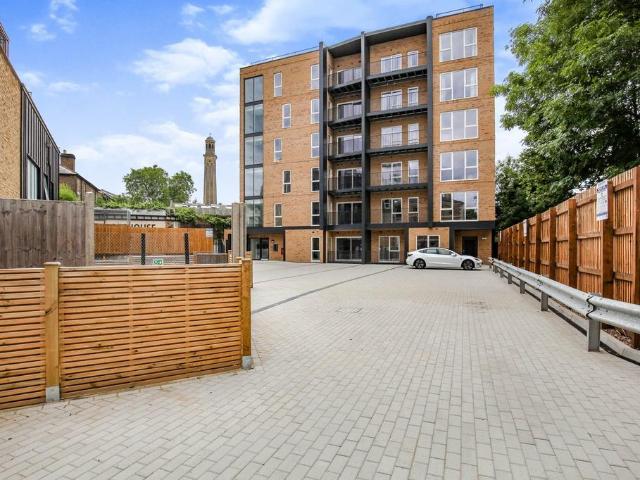 Kew Bridge Road, Brentford, TW8 2 bed apartment to rent £2,300 pcm £531 pw