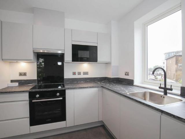 Kew Bridge Road, Brentford, TW8 2 bed apartment to rent £2,200 pcm £508 pw