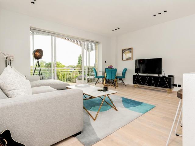 Kew Bridge Road Brentford TW8 2 bed flat to rent £3,495 pcm £807 pw
