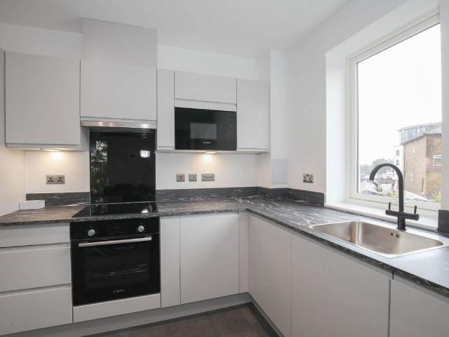 Kew Bridge Road, Brentford TW8, 2 bed flat to rent, £2,150 pcm | PrimeLocation