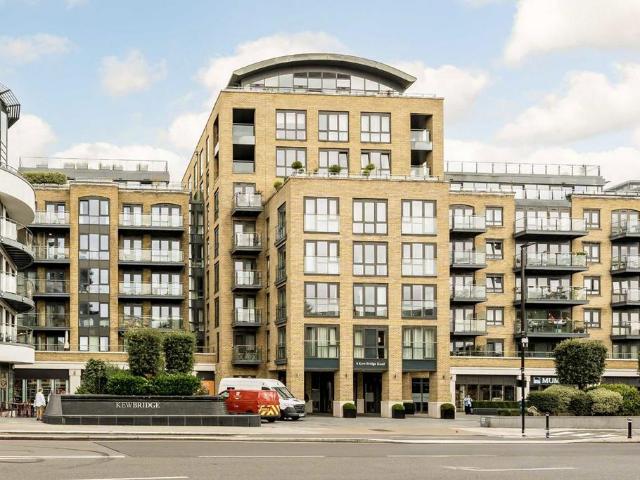 Kew Bridge Road, Brentford TW8 3 bed flat to rent £3,995 pcm £922 pw