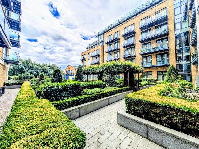 Kew Bridge Road, Brentford TW8, 3 bed flat to rent, £5,500 pcm | PrimeLocation