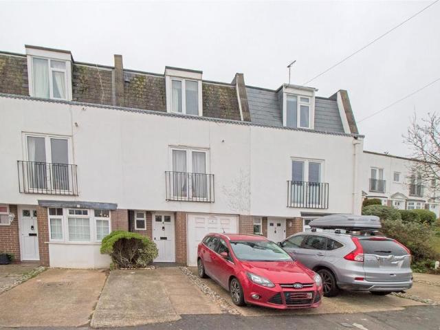 Kew Street, Brighton 2 bed terraced house to rent £2,300 pcm £531 pw