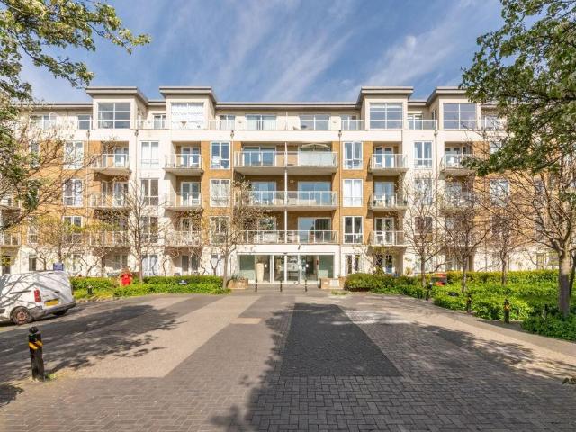 Kew Riverside, Kew, Richmond, TW9 2 bed flat to rent £3,200 pcm £738 pw