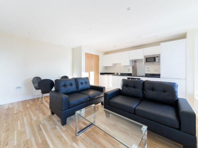 Keymer Place, London E14 2 bed flat to rent £2,100 pcm £485 pw
