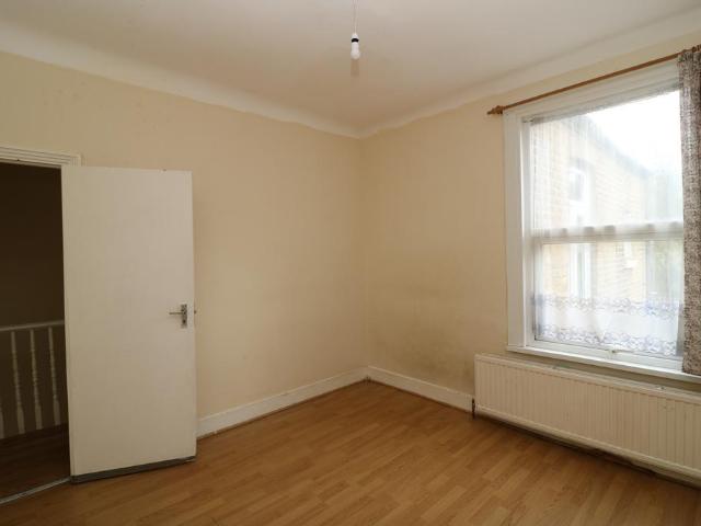 Khartoum Road, London SW17 3 bed maisonette to rent £2,400 pcm £554 pw