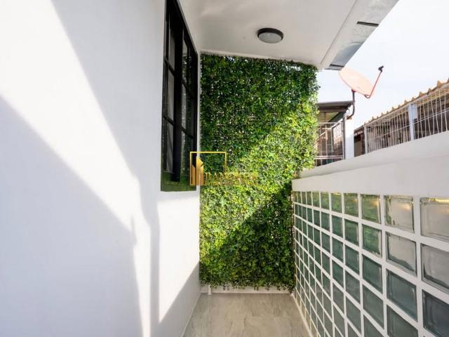 Khlongtan Niwet | Renovated 3 Bedroom House in Phra Khanong BR28322SH