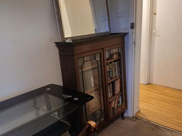 Kim Hopkins Has an Apartment