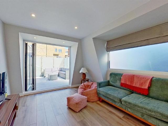 Kimber Road, London SW18, 4 bed maisonette to rent, £4,000 pcm | PrimeLocation