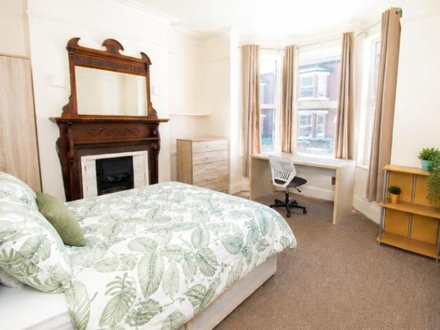 Kimbolton Avenue, Nottingham NG7 5 bed detached house to rent £1,841 pcm £425 pw