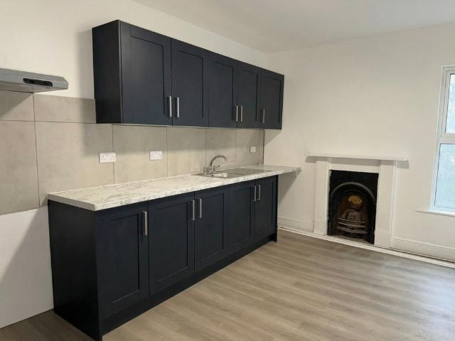 Kimbolton Road, Bedford MK40 3 bed flat to rent £1,450 pcm £335 pw