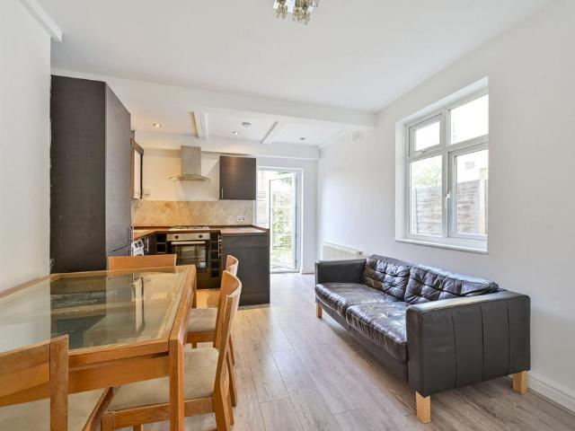 Kimble Road, Colliers Wood, London, SW19 2 bed maisonette to rent £2,200 pcm £508 pw