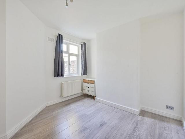 Kimble Road, Colliers Wood, London, SW19 2 bed maisonette to rent £2,200 pcm £508 pw