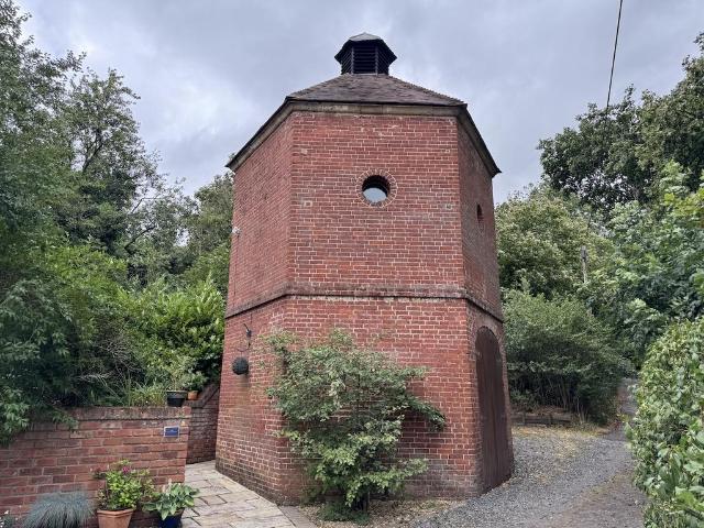 KINVER The Dovecote Studio to rent £850 pcm £196 pw