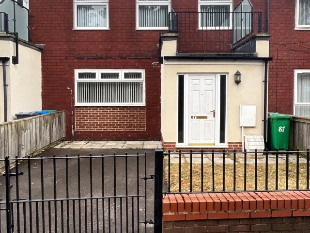 Kincardine Road, Manchester, M13 3 bed terraced house to rent £1,395 pcm £322 pw