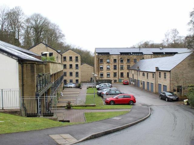Kinderlee Way, Chisworth, Glossop 2 bed apartment to rent £995 pcm £230 pw