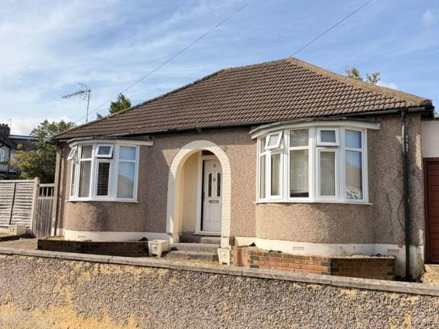 Kinfauns Avenue, HORNCHURCH, RM11 2AW 3 bed detached bungalow to rent £2,200 pcm £508 pw