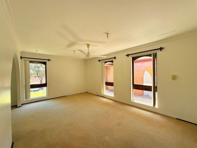King of Kardinya Spacious, Renovated & Ready *Open Fri 9th Oct 4pm to 4.20pm