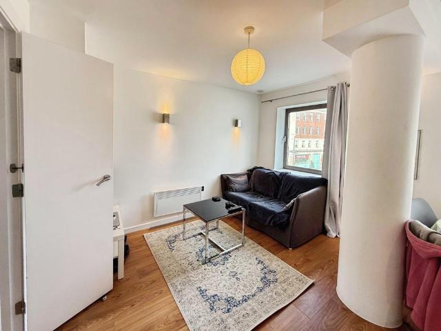 King Charles Street, Leeds, West. 1 bed flat to rent £950 pcm £219 pw