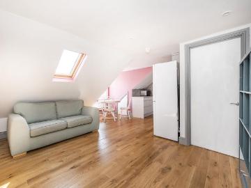 King Charles Road Surbiton KT5 2 bed flat to rent £1,725 pcm £398 pw