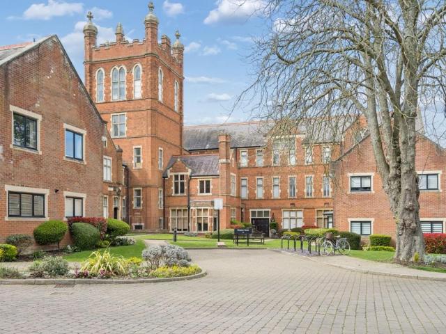 King Edward Place, Bushey. 3 bed apartment to rent £3,200 pcm £738 pw
