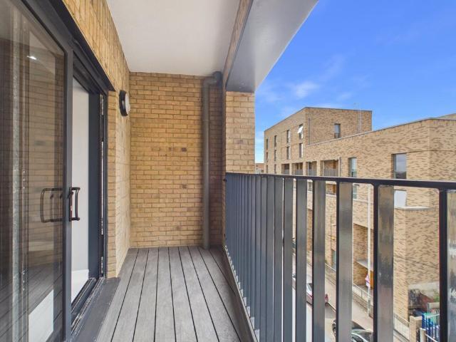 King Edwards Road, Barking IG11 1 bed apartment to rent £1,650 pcm £381 pw