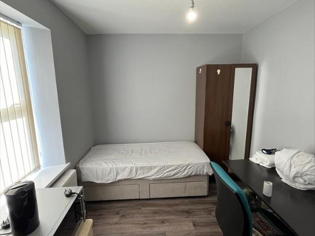 King Edward's Road, Swansea SA1 1 bed bedsit to rent £550 pcm £127 pw