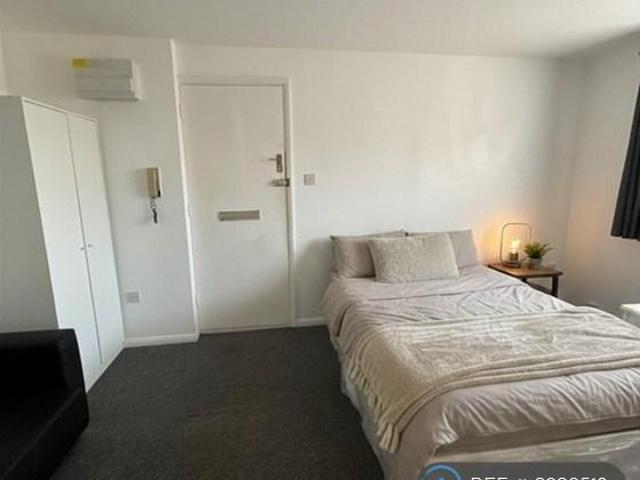 King George Avenue, Watford, WD18 Studio to rent £1,575 pcm £363 pw