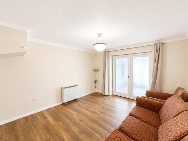 King George Close, Sunbury On Thames. 2 bed end of terrace house to rent £1,700 pcm £392 pw
