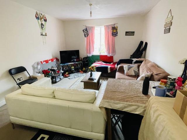 King George Crescent, Wembley HA0 2 bed flat to rent £1,800 pcm £415 pw