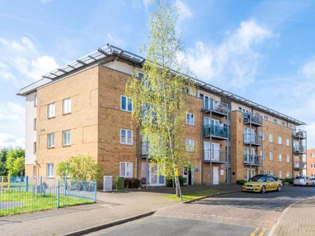 King George Crescent, Wembley HA0 2 bed flat to rent £1,900 pcm £438 pw