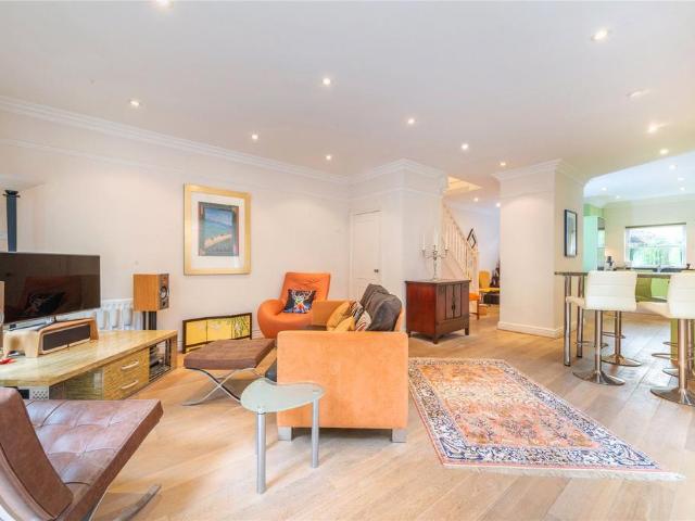 King George Square, London, TW10 6LF, United Kingdom | 4 bed duplex for rent #140800040 | Rentberry