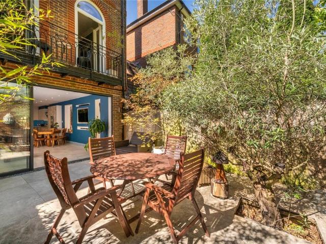 King George Square, Richmond, Surrey. 4 bed terraced house to rent £6,000 pcm £1,385 pw