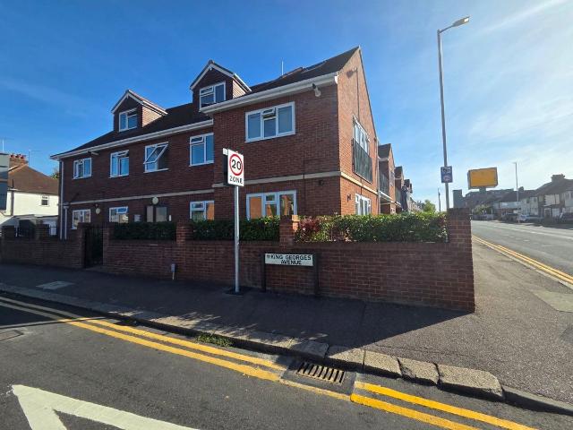 King Georges Avenue, Watford, Hertfordshire WD18, 4 bed flat to rent, £2,800 pcm | PrimeLocation