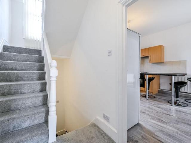 King Henrys Walk, Dalston, London, N1 3 bed maisonette to rent £3,850 pcm £888 pw