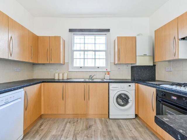 King Henrys Walk, Dalston, London, N1 3 bed maisonette to rent £3,850 pcm £888 pw