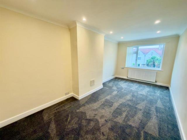 King Lane, Leeds LS17 2 bed apartment to rent £1,000 pcm £231 pw