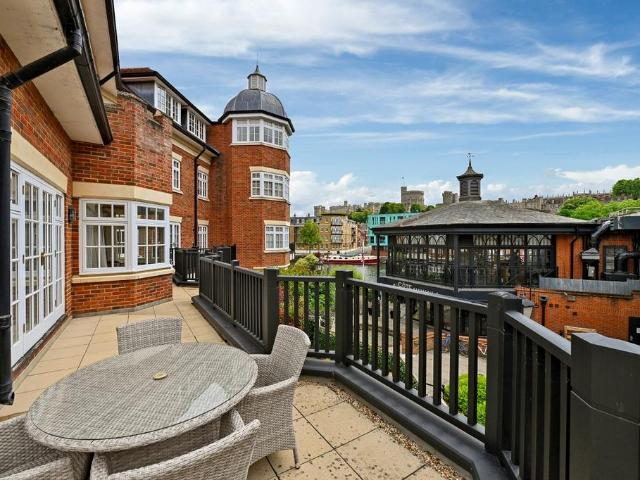 King Stable Street Windsor SL4 3 bed apartment to rent £3,500 pcm £808 pw