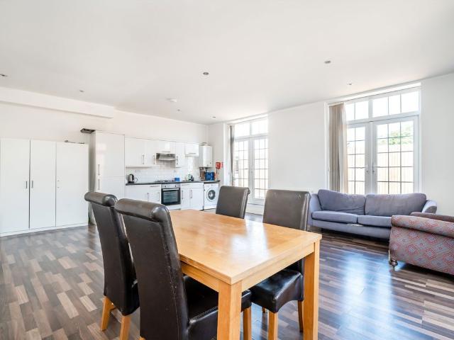 King Street, Twickenham TW1, 3 bed flat to rent, £2,500 pcm | PrimeLocation