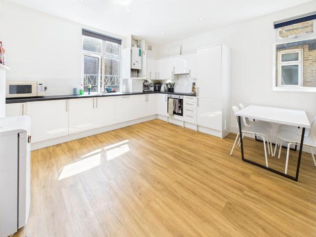 King Street, Twickenham 4 bed apartment to rent £3,750 pcm £865 pw