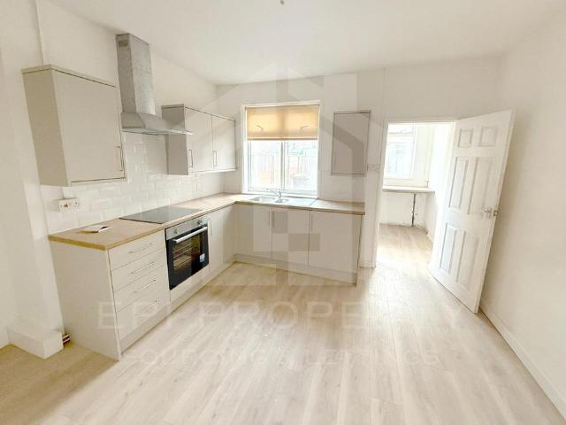 King Street, Castleford WF10 2 bed terraced house to rent £850 pcm £196 pw