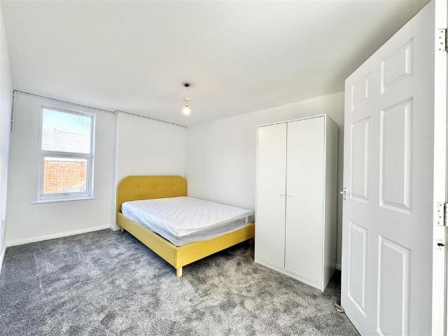 King Street, Gillingham ME7 1 bed flat to rent £925 pcm £213 pw
